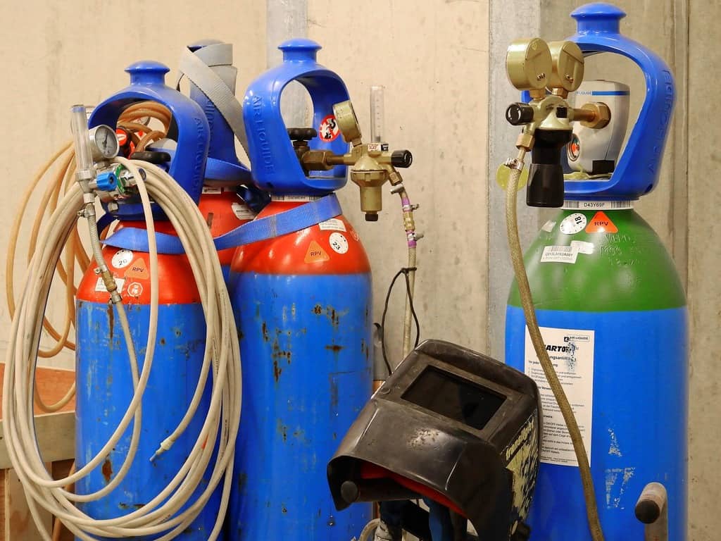 Different colors on gas cylinders are there for different types of gases