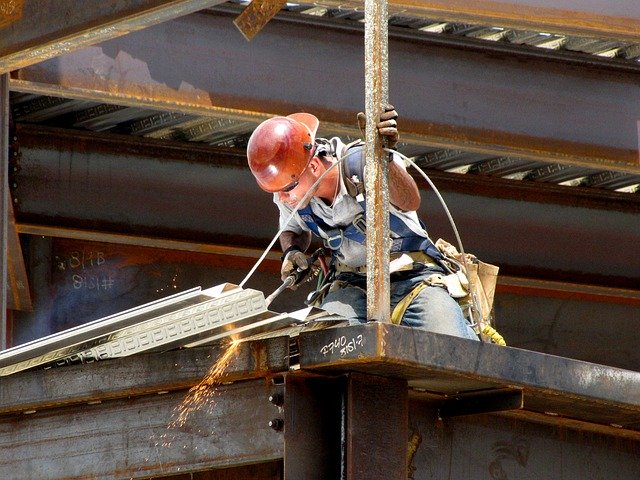 imagen de un soldador trabajando en una construcción