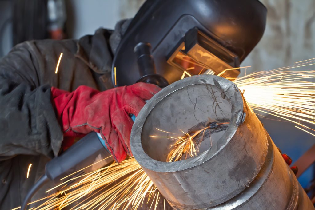 Mechanized cleaning of the root surface of the weld control sample of thick-walled stainless steel pipe