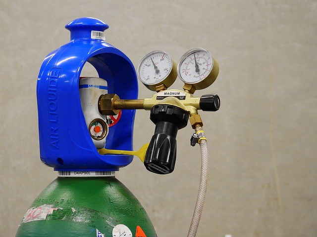 image of a gas tank cylinder and a regulator