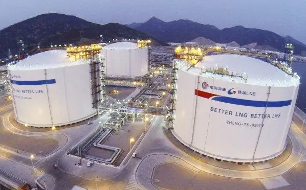 Image of LNG storage tanks