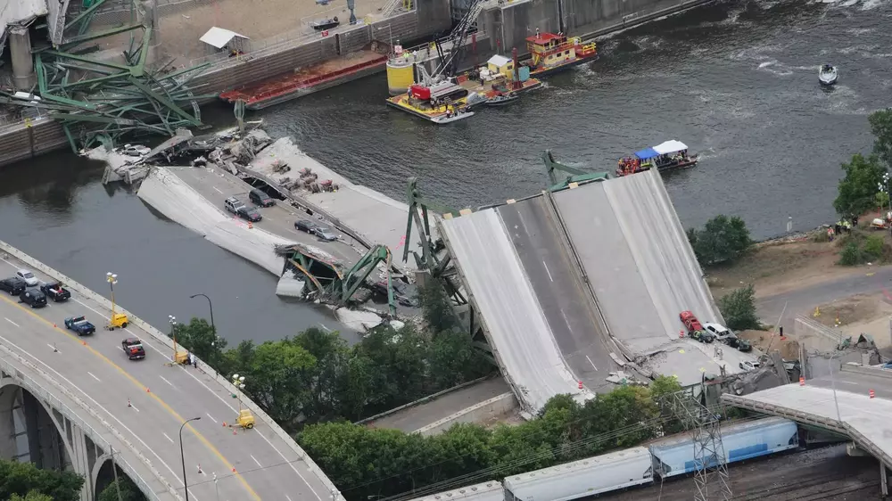 image of the I-35W Mississippi River bridge collapse in Minneapolis due to poor gussets 