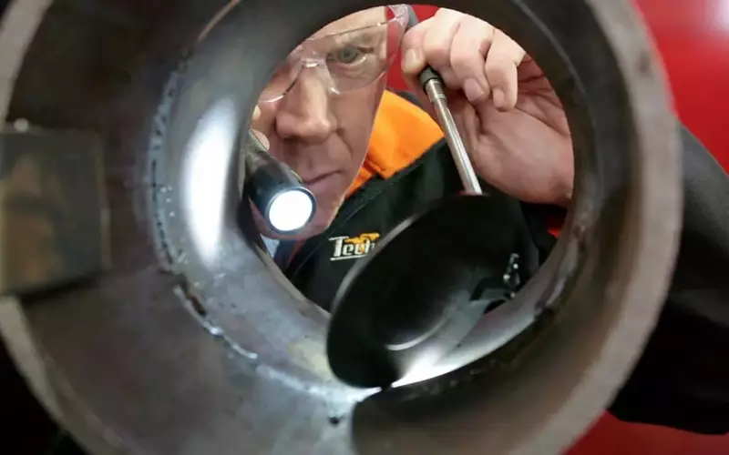 Visual inspection of the root pass from inside the pipe