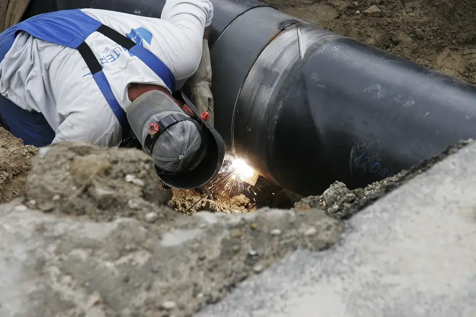 Image of the welding operator welding a pipe