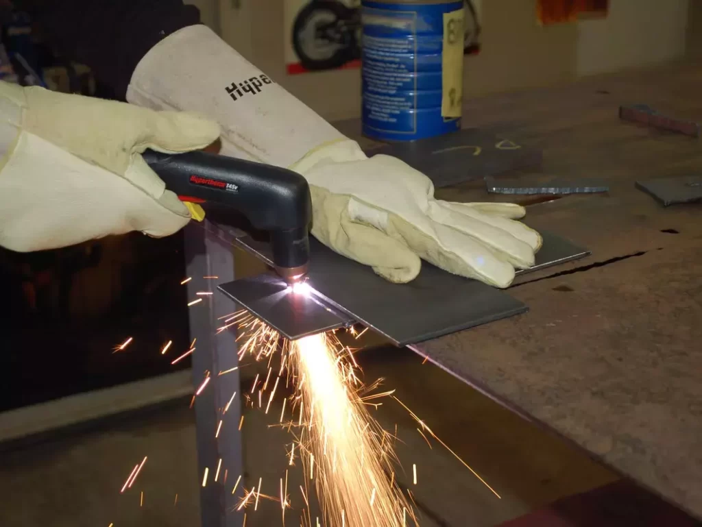 Manual plasma cutting