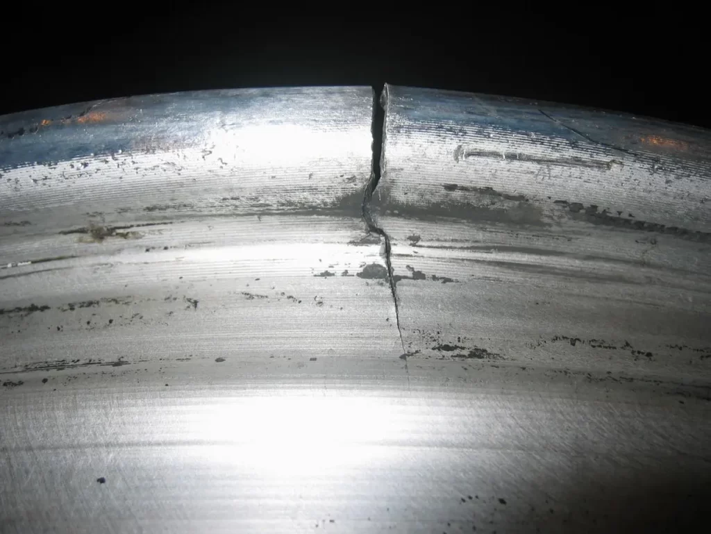 cracks in the aluminum