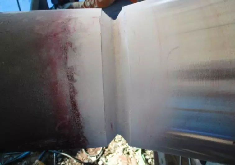 Image of a liquid-penetrant testing a weld joint of a pipe