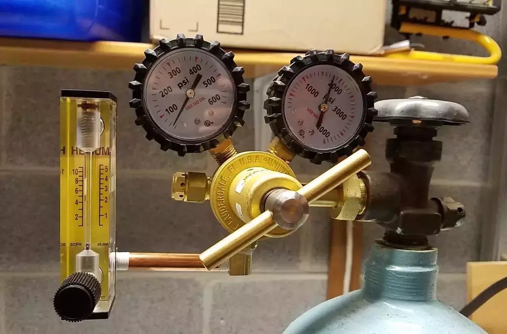 gas flow regulator designed for argon/helium mixture